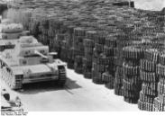ADN-ZB II. Weltkrieg 1939-45 Panzer für die faschistischen deutsche Wehrmacht, die in einem deutschen Rüstungsbetrieb zum Abtransport bereit stehen. (Aufnahme: Oktober 1942/Reichelt)