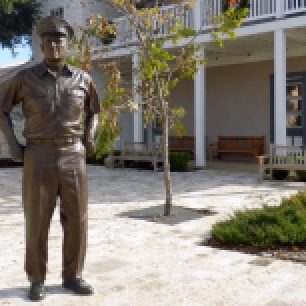 Nimitz-statue-Fredericksburg